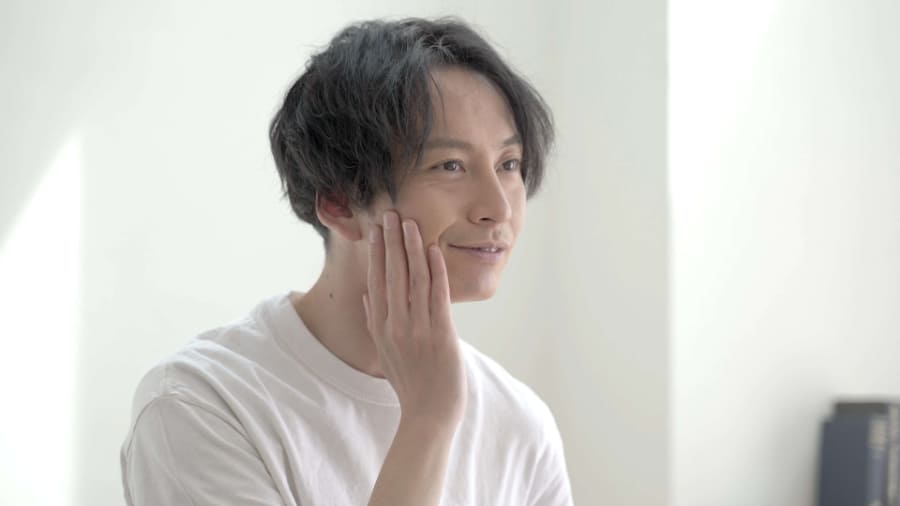 鏡で顔をみる
